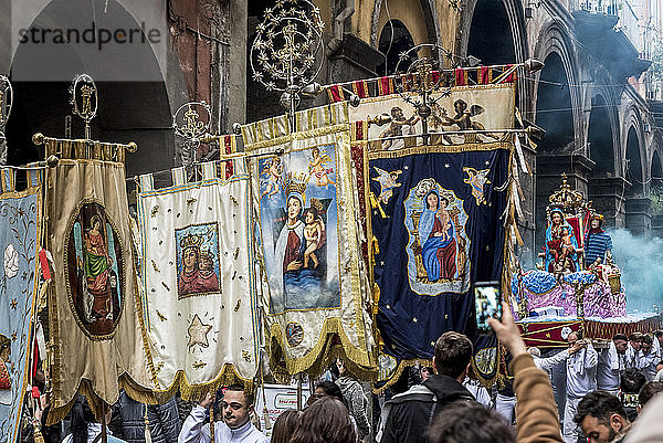Religiöse Prozession in den Straßen von Neapel; Neapel  Italien