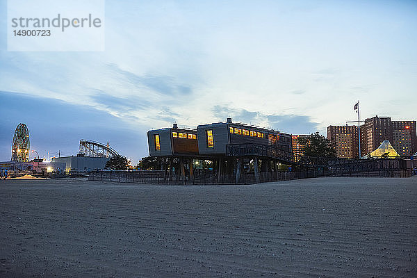 Rettungsschwimmerstation in der Abenddämmerung am Coney Island Beach; Coney Island  New York  Vereinigte Staaten von Amerika