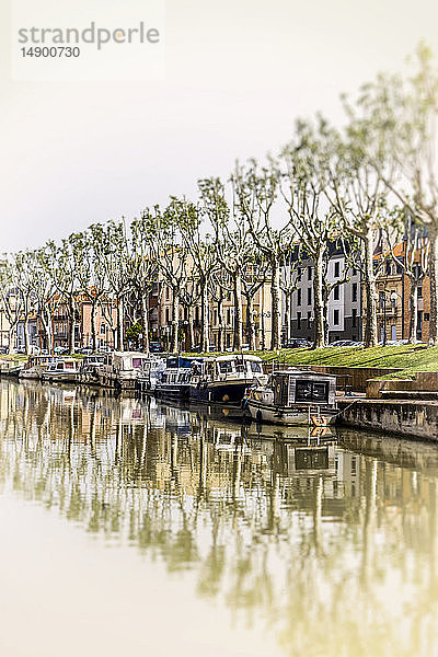 Canal de la Robine  der durch das Zentrum der Stadt Narbonne in Südfrankreich verläuft; Narbonne  Region Okzitanien  Frankreich