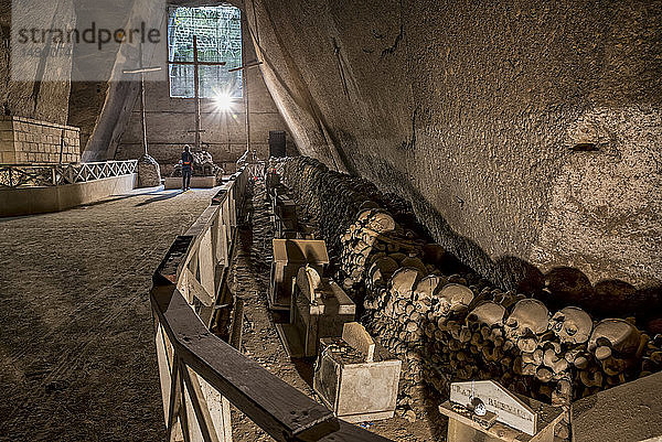 Fontanelle-Friedhof  ein Beinhaus  in dem Tausende von anonymen Leichen aufbewahrt werden; Neapel  Italien