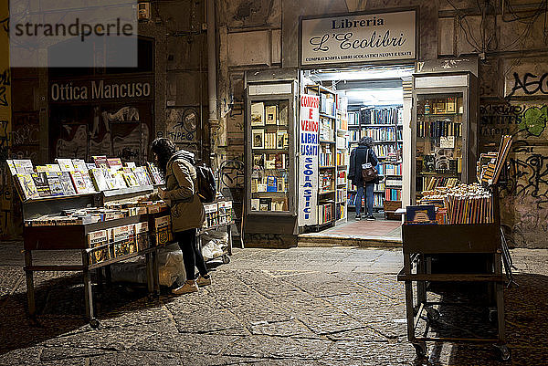 Auslage von Büchern vor einer Buchhandlung in der Altstadt von Neapel; Neapel  Italien