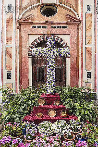 Die Kreuze des Mai  ein religiöses Symbol auf einem Denkmal; Cordoba  Andalusien  Spanien