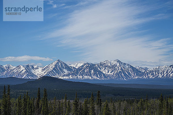 Die vorderen Gebirgszüge der Saint Elias Mountains im Kluane-Nationalpark und -Reservat  gesehen von der Einfahrt nach Haines Junction; Haines Junction  Yukon  Kanada