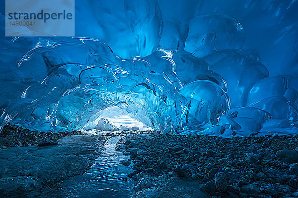Blaues Gletschereis liegt in einer Eishöhle am Ende des Mendenhall-Gletschers frei  Mendenhall Lake  Tongass National Forest; Alaska  Vereinigte Staaten von Amerika