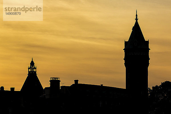 Silhouette von Gebäudetürmen mit bunten goldenen Sonnenuntergang Himmel und Wolken; Luxemburg-Stadt  Luxemburg