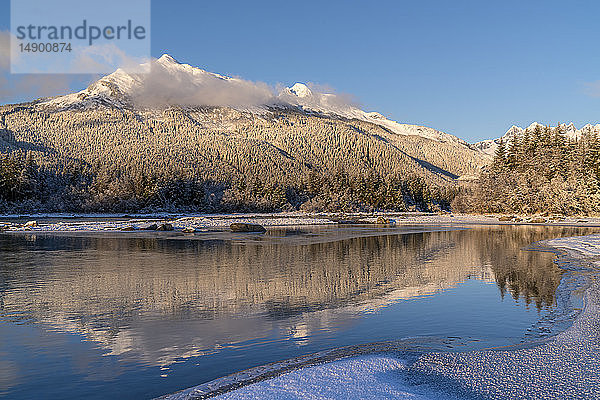 Winternachmittag entlang des Ufers des Mendenhall River  Tongass National Forest; Juneau  Alaska  Vereinigte Staaten von Amerika