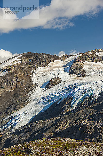 Harding Icefield Trail mit den Kenai Mountains und einem unbenannten Hängegletscher im Hintergrund  Kenai Fjords National Park  Kenai Peninsula  Süd-Zentral-Alaska; Alaska  Vereinigte Staaten von Amerika