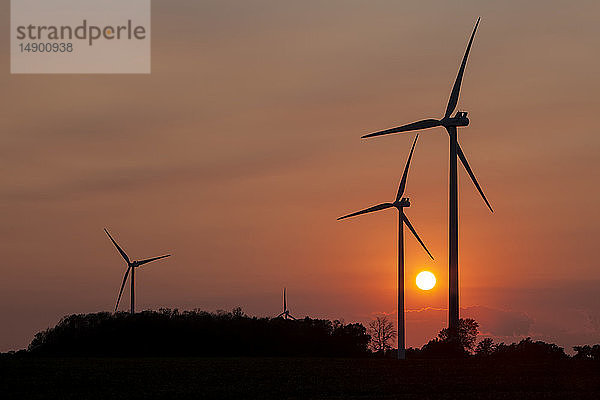 Windkraftanlagen bei Sonnenuntergang; Nanticoke  Ontario  Kanada