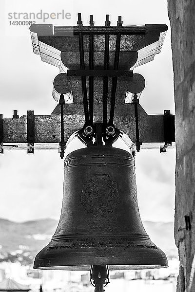 Nahaufnahme einer Glocke und eines Stadtbilds im Hintergrund; Cordoba  Provinz Cordoba  Spanien