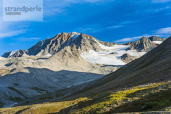 Red Rock Canyon Trail in der Eastern Alaska Range an einem warmen  sonnigen Sommertag  mit dem Canwell-Gletscher im Hintergrund; Alaska  Vereinigte Staaten von Amerika