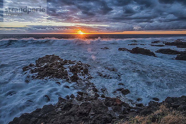 Wellen schlagen bei Sonnenuntergang gegen die Küste von Oahu  Hawaii; Oahu  Hawaii  Vereinigte Staaten von Amerika