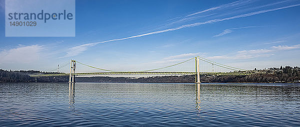 Die Tacoma Narrows Bridges spiegeln sich in der Wasseroberfläche  Blick nach Nordwesten in Richtung Point Evans auf der linken Seite und Tacoma auf der rechten Seite. Die Brücken überspannen einen Teil des Puget Sound und verbinden Tacoma mit der Olympic Peninsula; Tacoma  Washington  Vereinigte Staaten von Amerika