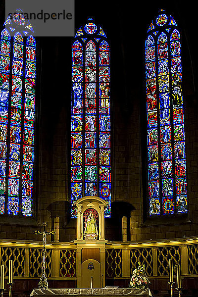 Mehrere hohe Kirchenfenster mit einer Statue der Jungfrau Maria mit Kind; Luxemburg-Stadt  Luxemburg
