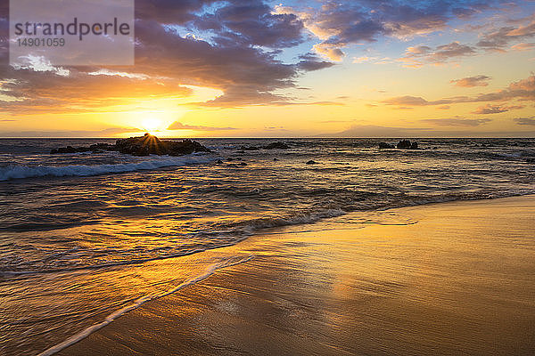 Ein goldener Sonnenuntergang mit Reflexion auf Sand am Ulua Beach; Wailea  Maui  Hawaii  Vereinigte Staaten von Amerika