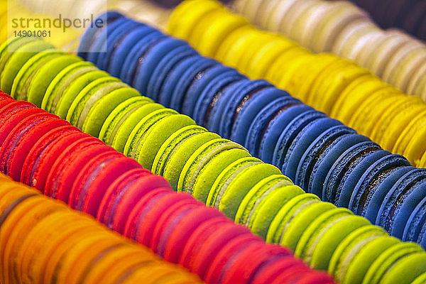 Nahaufnahme von bunten Makronen in einer Reihe im Schaufenster eines Geschäfts; Luxemburg-Stadt  Luxemburg