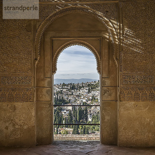 Verziertes Detail an einer Innenwandfassade mit Blick auf die Stadt Granada; Granada  Provinz Granada  Spanien