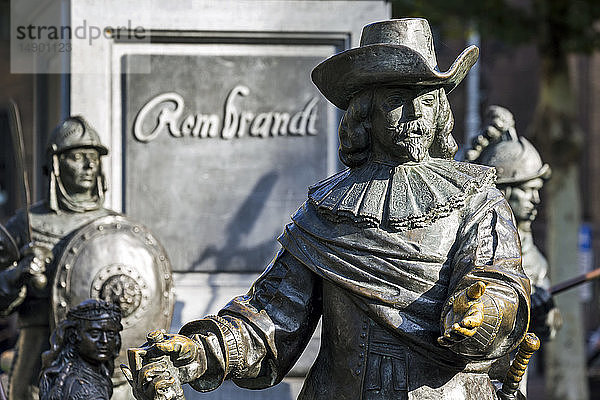 Nahaufnahme einer Bronzestatue von Rembrandt auf dem Stadtplatz (die Nachtwache); Amsterdam  Niederlande