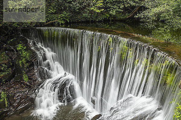 Wasserfall über einer gewölbten Mauer; Spanien