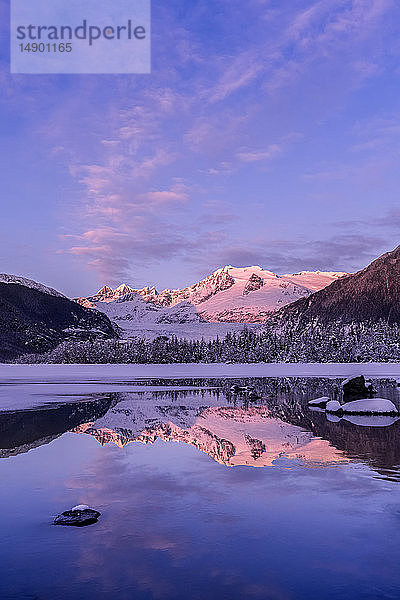 Mendenhall Lake bei Sonnenuntergang im Winter; Juneau  Alaska  Vereinigte Staaten von Amerika