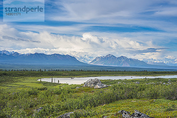 Sommerwolken über dem Alaska-Gebirge  gesehen vom Alaska Highway in Süd-Zentral-Alaska an einem Sommertag; Alaska  Vereinigte Staaten von Amerika