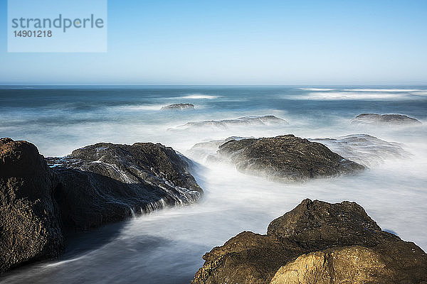 Wellen  die durch eine lange Belichtung aufgeweicht wurden  schwappen auf den Strand im MacKerricher State Park and Marine Conservation Area bei Cleone in Nordkalifornien; Cleone  Kalifornien  Vereinigte Staaten von Amerika