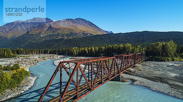 Eine Luftaufnahme der Eisenbahnbrücke der Alaskan Railroad  die den Snow River an einem sonnigen Sommertag in Süd-Zentral-Alaska überquert; Alaska  Vereinigte Staaten von Amerika