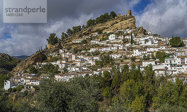 Weiß getünchte Häuser an einem Berghang in der Stadt Montefrio; Montefrio  Provinz Granada  Spanien