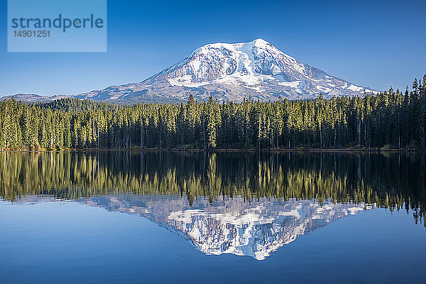 Mount Adams spiegelt sich im Takhlakh Lake  Gifford Pinchot National Forest; Washington  Vereinigte Staaten von Amerika