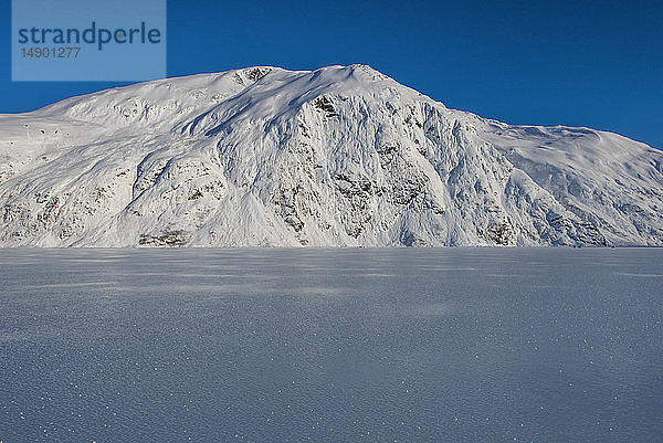 Schöner zugefrorener Portage Lake mitten im Winter in Süd-Zentral-Alaska; Alaska  Vereinigte Staaten von Amerika