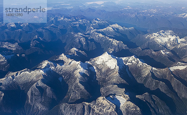 Schneebedeckte  schroffe Gipfel der Rocky Mountains; British Columbia  Kanada