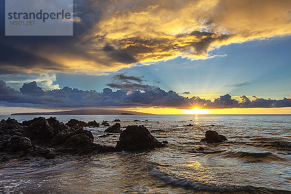 Dramatische Wolken während eines Sonnenuntergangs; Makena  Maui  Hawaii  Vereinigte Staaten von Amerika