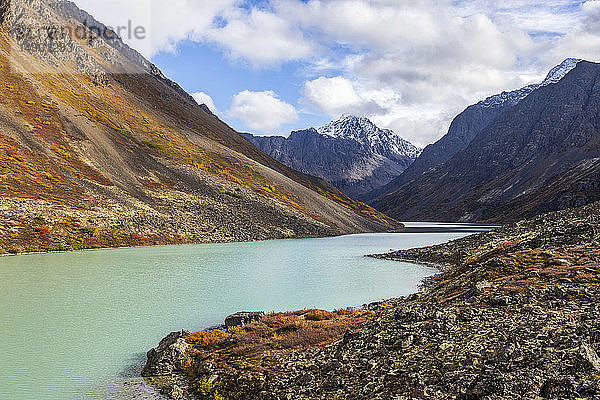 Eagle Lake  fotografiert im Herbst  mit Neuschnee/Trümmerstaub auf dem Eagle Peak und den umliegenden Bergen im Chugach State Park; Eagle River  Alaska  Vereinigte Staaten von Amerika