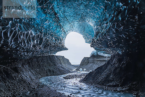 Der Eingang zu einer großen Eishöhle in der Vatnajokull-Eiskappe; Island