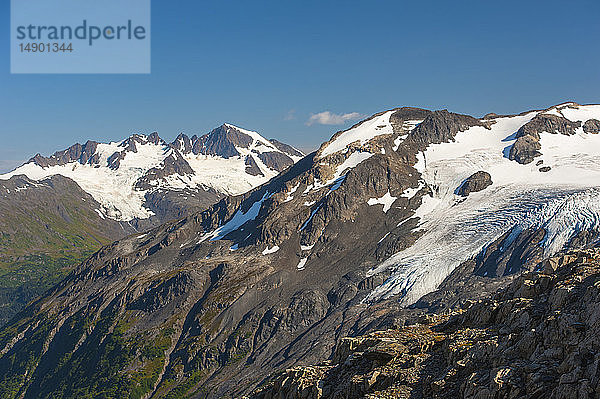Der Harding Icefield Trail mit den Kenai Mountains und einem unbenannten Hängegletscher im Hintergrund  Kenai Fjords National Park  Kenai Peninsula  Süd-Zentral-Alaska; Alaska  Vereinigte Staaten von Amerika