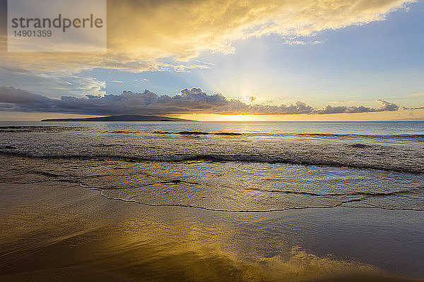 Goldene Reflexion eines Sonnenuntergangs auf Sand an einem einsamen Strand; Makena  Maui  Hawaii  Vereinigte Staaten von Amerika