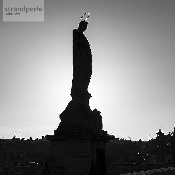 Silhouette einer Statue  römische Brücke von Cordoba; Cordoba  Andalusien  Spanien