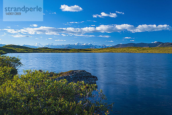 Die Alaska Range  gesehen vom McLaren Ridge Trail am Alaska Highway an einem sonnigen Sommertag in Süd-Zentral-Alaska; Alaska  Vereinigte Staaten von Amerika