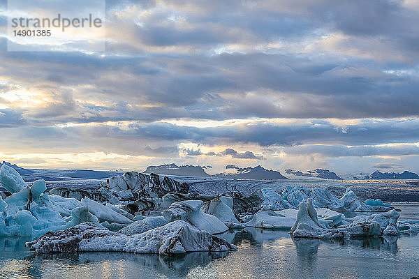Eisberge an der Gletscherlagune Jokulsarlon  Südisland; Island