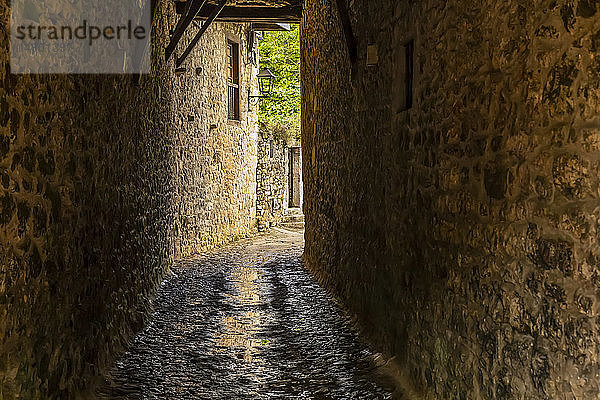 Schmaler Weg zwischen Steinmauern von Gebäuden; Santillana del Mar  Kantabrien  Spanien