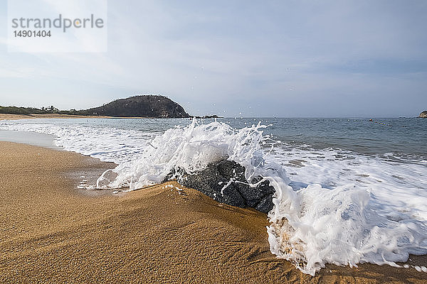Wellen  die an einen Strand mit goldenem Sand gespült werden; Huatulco  Oaxaca  Mexiko
