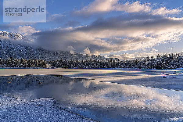Winternachmittag am Mendenhall Lake; Juneau  Alaska  Vereinigte Staaten von Amerika
