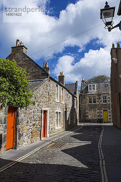Häuser mit bunten Türen entlang einer mit Pflastersteinen ausgelegten Straße; St Andrews  Fife  Schottland