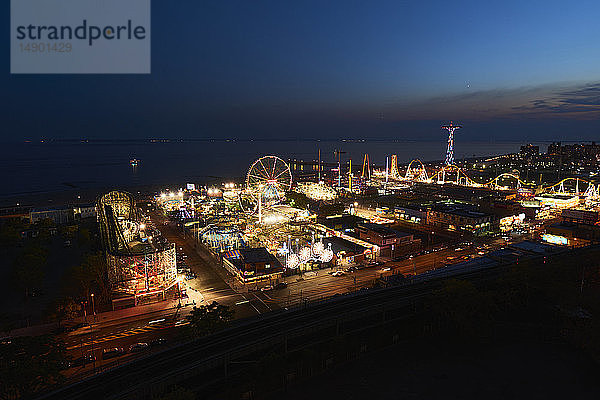 Ansicht von Coney Island und Luna Park bei Nacht von oben gesehen; New York City  New York  Vereinigte Staaten von Amerika