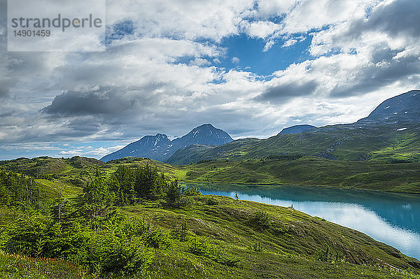 Das türkisfarbene Wasser des Lost Lake  ein beliebtes Wander- und Radfahrziel hoch in den Bergen der Kenai-Halbinsel bei Seward; Alaska  Vereinigte Staaten von Amerika