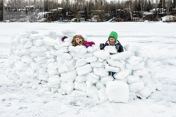 Kinder spielen in einer Schneefestung auf dem zugefrorenen Lake Wabamun; Wabamun  Alberta  Kanada