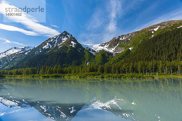 Explorer Glacier spiegelt sich im ruhigen  schlammigen Wasser des Explorer Lake an einem sonnigen Sommermorgen im Portage Valley; Alaska  Vereinigte Staaten von Amerika
