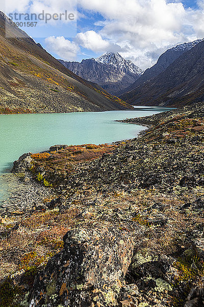 Eagle Lake  fotografiert im Herbst  mit Neuschnee/Trümmerstaub auf dem Eagle Peak und den umliegenden Bergen im Chugach State Park; Eagle River  Alaska  Vereinigte Staaten von Amerika