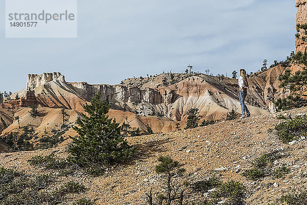 Eine Frau steht und betrachtet die Felsformationen im Bryce Canyon National Park; Utah  Vereinigte Staaten von Amerika