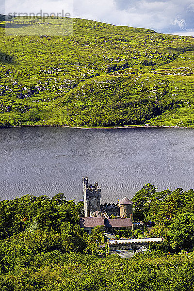 Glenveagh Castle und Lough Veagh im Glenveagh National Park; Grafschaft Donegal  Irland