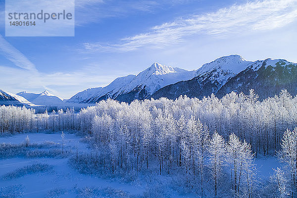 Winterlandschaft mit Berggipfeln und Tal in Alaska  Portage Valley in Süd-Zentral-Alaska; Anchorage  Alaska  Vereinigte Staaten von Amerika